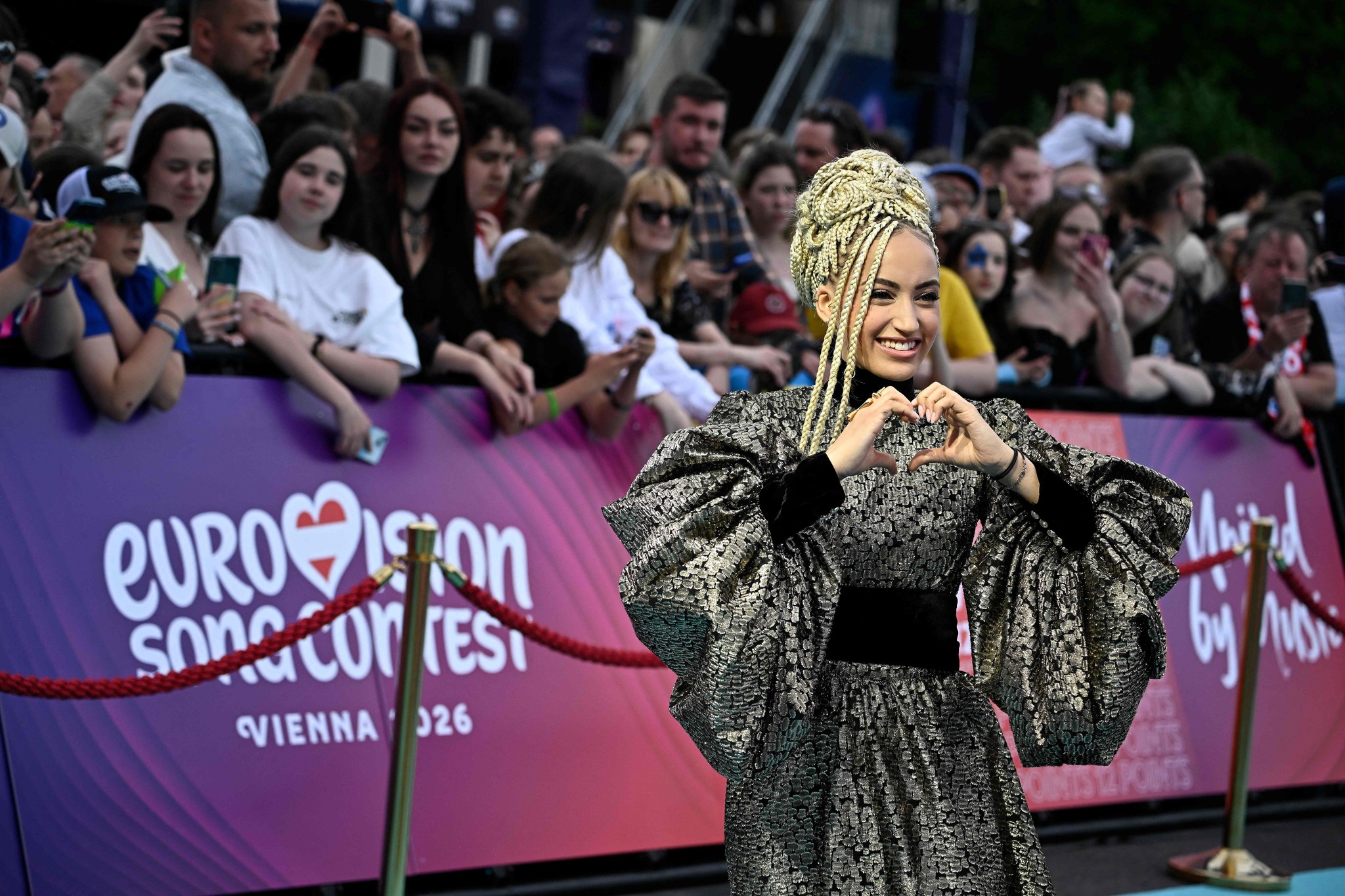 Frankreichs Monroe schickte den ESC-Fans Herzchen.