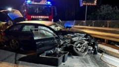 Das Auto wurde bei dem Unfall schwer beschädigt.