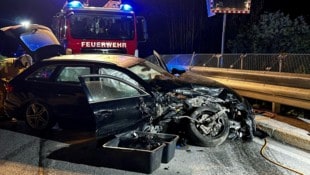 Das Auto wurde bei dem Unfall schwer beschädigt.