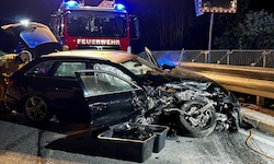 Das Auto wurde bei dem Unfall schwer beschädigt.
