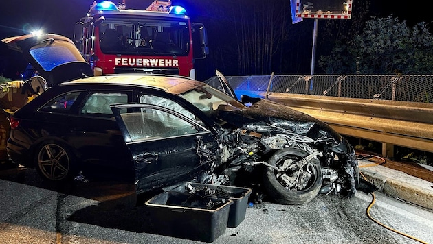 Das Auto wurde bei dem Unfall schwer beschädigt.