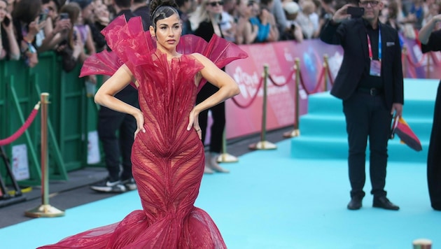 Sarah Engels war in ihrem feurigen Dress im Stile von Katniss Everdeen eindeutig ein Blickfang ...