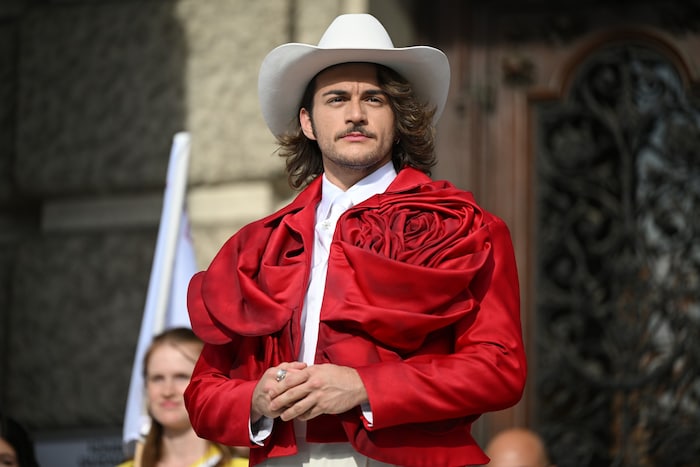 Maltas Aidan sorgte im Rosen-Look für Aufsehen und outete sich als echter Schnitzel-Fan.