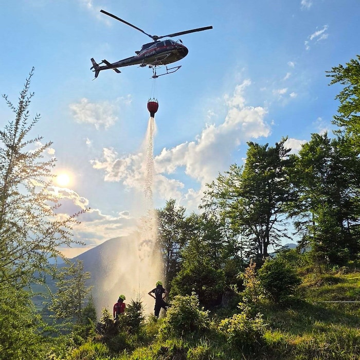 Je ein Löschhubschrauber aus Salzburg und Oberösterreich waren im Einsatz