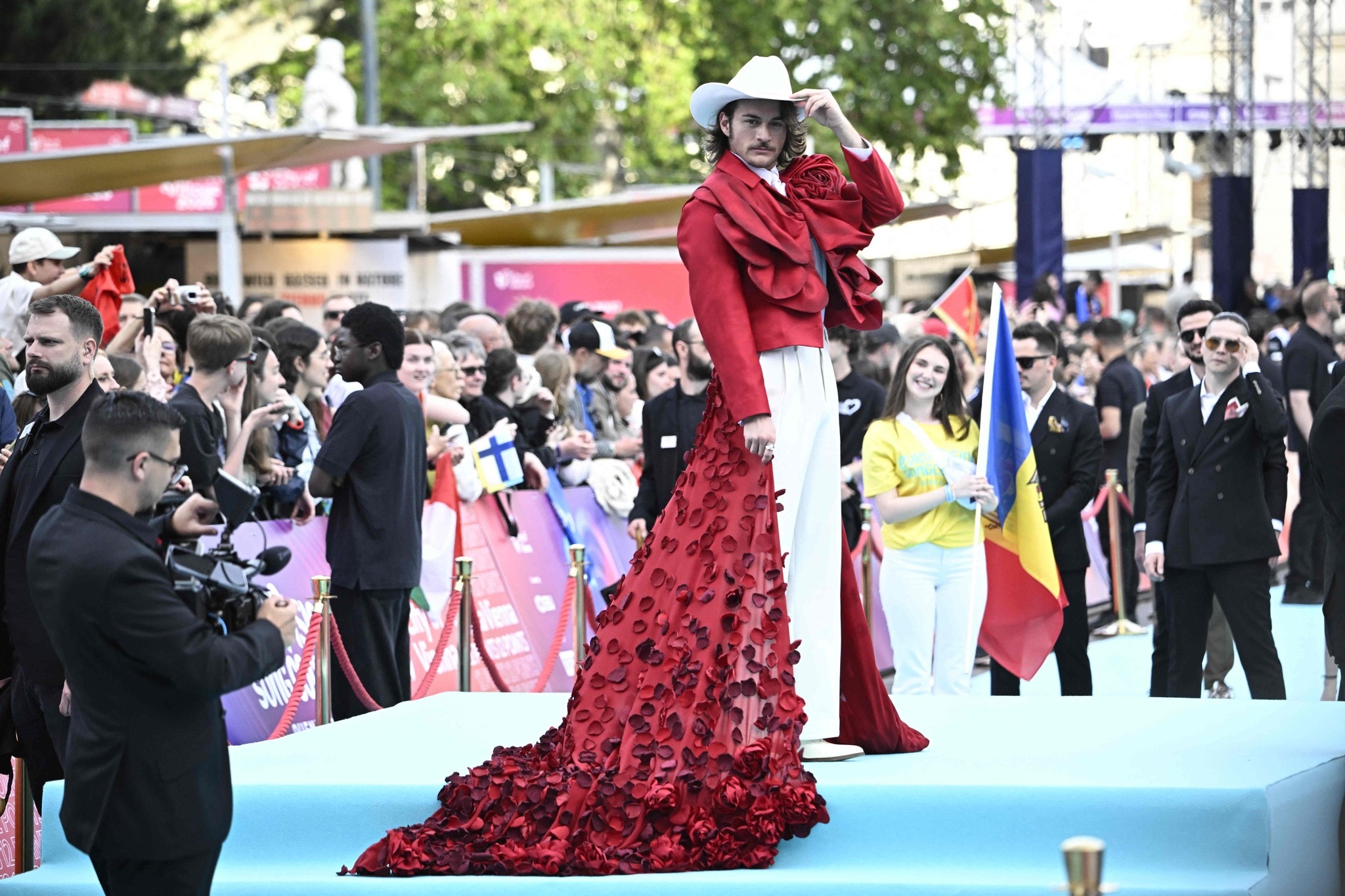 Maltas Aidan kam als Rosenkavalier zur ESC-Eröffnung.