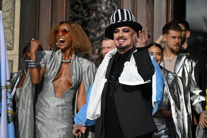 Senhit hielt beim ESC-Auftakt in Wien Händchen mit Boy George.