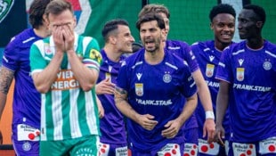 Austria-Routinier Aleks Dragovic feiert in Hütteldorf.