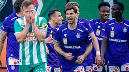 Austria-Routinier Aleks Dragovic feiert in Hütteldorf.