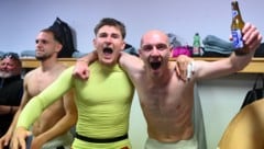 WAC-Goalie Nik Polster und Verteidiger Nicolas Wimmer sind in Partylaune.
