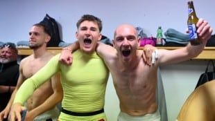 WAC-Goalie Nik Polster und Verteidiger Nicolas Wimmer sind in Partylaune.