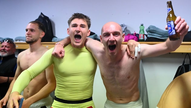 WAC-Goalie Nik Polster und Verteidiger Nicolas Wimmer sind in Partylaune.