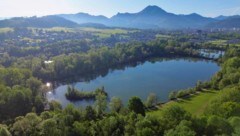 Gefunden wurde die Wasserleiche am nördlichen Ufer des großen Salzachsees – im Bild auf der ...