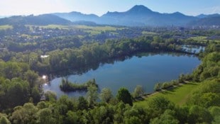 Gefunden wurde die Wasserleiche am nördlichen Ufer des großen Salzachsees – im Bild auf der ...