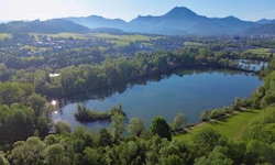 Gefunden wurde die Wasserleiche am nördlichen Ufer des großen Salzachsees – im Bild auf der ...