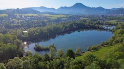 Gefunden wurde die Wasserleiche am nördlichen Ufer des großen Salzachsees – im Bild auf der ...