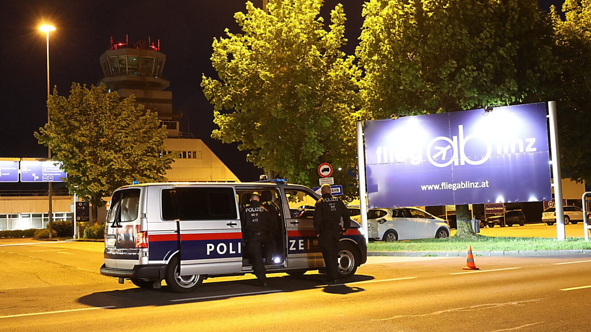 Polizei im Großeinsatz - Linzer Flughafen nach Bombendrohung abgesperrt