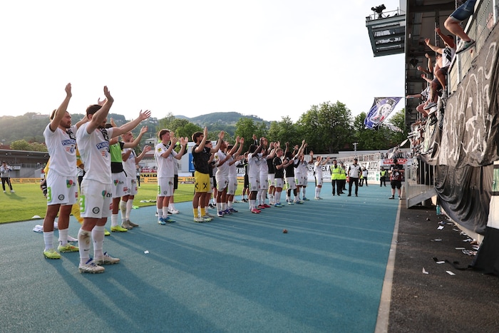 Sturm feierte mit den nach Hartberg gereisten Fans – die Chance lebt!