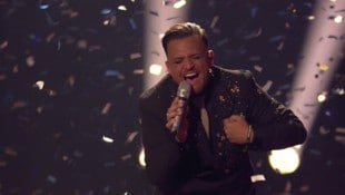 So sehen Sieger aus: Menowin Fröhlich singt seine Erfolgsnummer noche enimaleben.