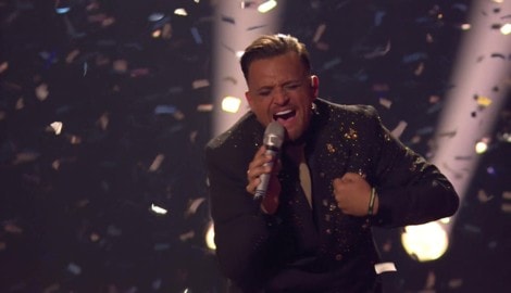 So sehen Sieger aus: Menowin Fröhlich singt seine Erfolgsnummer noche enimaleben.