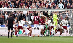 In dieser Szene wurde auf Foulspiel an Arsenal-Keeper David Raya entschieden.