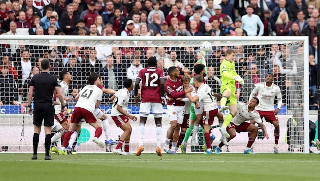 In dieser Szene wurde auf Foulspiel an Arsenal-Keeper David Raya entschieden.