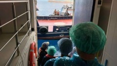 Passagiere werden vom Kreuzfahrtschiff gebracht – ihnen steht eine lange Quarantäne bevor.