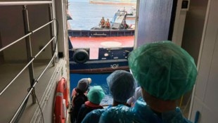 Passagiere werden vom Kreuzfahrtschiff gebracht – ihnen steht eine lange Quarantäne bevor.