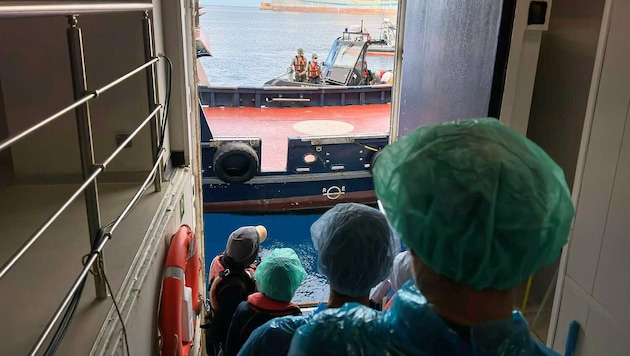 Passagiere werden vom Kreuzfahrtschiff gebracht – ihnen steht eine lange Quarantäne bevor.