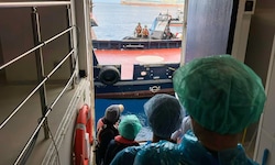 Passagiere werden vom Kreuzfahrtschiff gebracht – ihnen steht eine lange Quarantäne bevor.