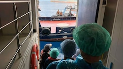 Passagiere werden vom Kreuzfahrtschiff gebracht – ihnen steht eine lange Quarantäne bevor.