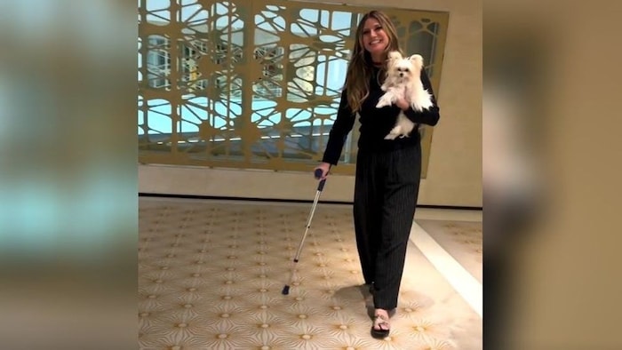 Heidi Klum humpelte mit Hündchen „Fritz“ durch ein Spital in Barcelona.