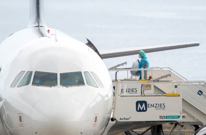 Ein britischer Bürger betritt ein Flugzeug, das für einen Evakuierungsflug bereitgestellt wurde.