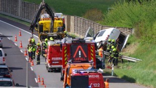 Der Kleinbus lag auf der Seite, war schwer beschädigt.