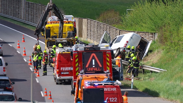 Der Kleinbus lag auf der Seite, war schwer beschädigt.