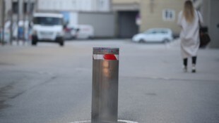 Einen Poller wie diesen hat der Radler übersehen und ist schwer gestürzt