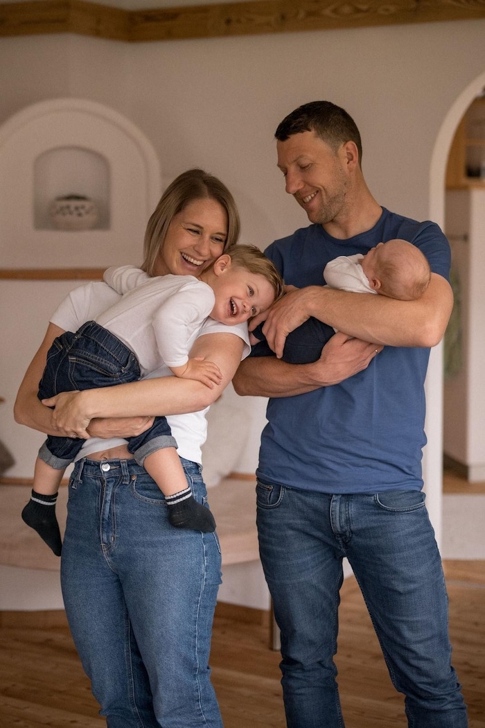 Katharina und David Komatz mit ihren Söhnen Fabio und Levi.