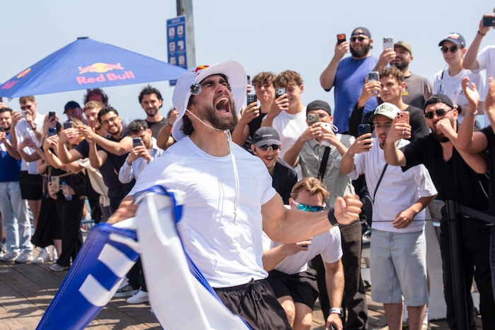 Im Ziel wurde der Läufer von Fans und Freunden empfangen.