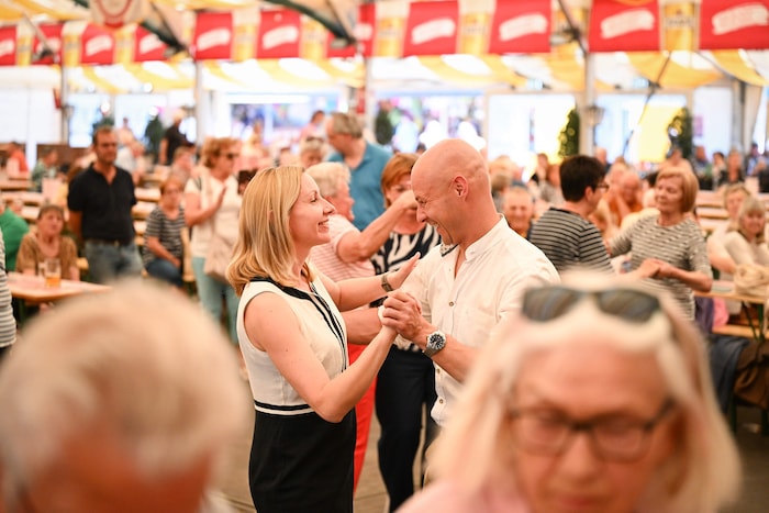 Schön! Karin Leitner (SPÖ) und Martin Hajart (ÖVP) schwebten gemeinsam übers Tanzparkett.