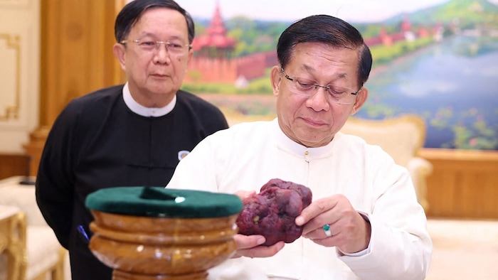 Myanmars Machthaber Min Aung Hlaing inspizierte den gewaltigen Edelstein.