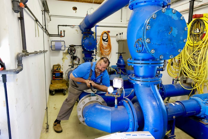 Die Wasserbefüllung ist abgeschlossen, aber die Arbeit noch nicht vorbei.