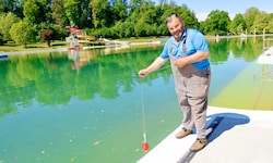 Andreas Rindler hat seit 33 Jahren im Fürstenfelder Freibad alles im Griff.