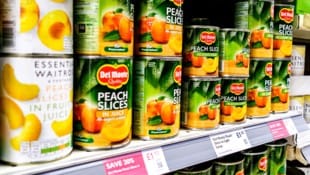 Die bekannten Pfirsich-Konserven von Del Monte in einem US-Supermarkt