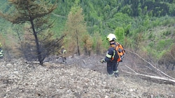 Die Feuerwehr suchte zuletzt vor allem Glutnester im unwegsamen Gelände.