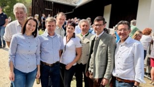 Vertreter von Politik und Land- wirtschaft feierten das Jubiläum. Die Aufzucht von Junghengsten ...