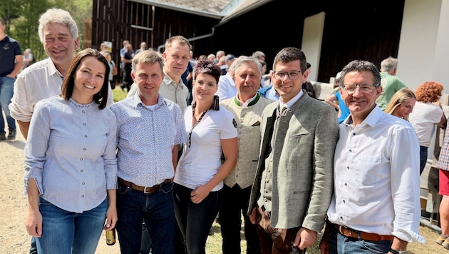 Vertreter von Politik und Land- wirtschaft feierten das Jubiläum. Die Aufzucht von Junghengsten ...
