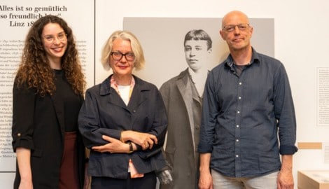 In der Rilke-Schau: Sarah Püringer und Petra-Maria Dallinger, beide vom StifterHaus sowie ...