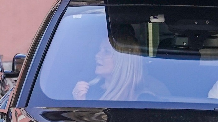Mette-Marit trug beim Besuch im Gefängnis wieder ihr mobiles Sauerstoffgerät.