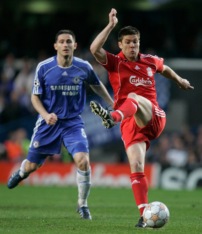 Von 2004 bis 2009 war Alonso (r.) als Spieler bei den „Reds“ aktiv.