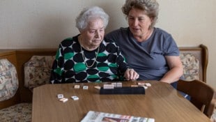 Elisabeth B. spielt täglich gerne mit ihrer Betreuerin Maria.