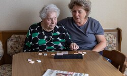 Elisabeth B. spielt täglich gerne mit ihrer Betreuerin Maria.